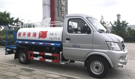 藍(lán)牌灑水車最大能幾噸的_北汽昌河2方綠化灑水車廠家價格