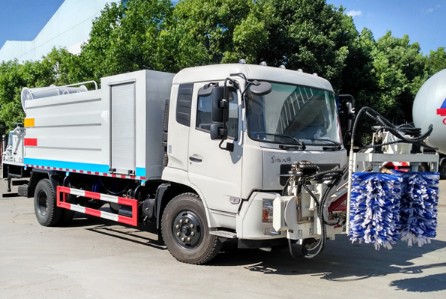 多功能灑水車-東風(fēng)天錦護(hù)欄清洗灑水車